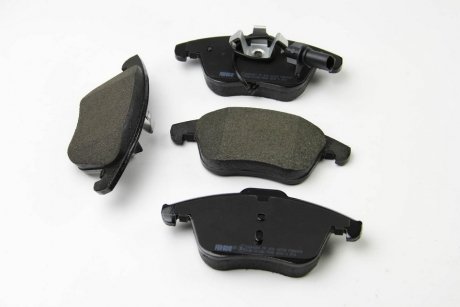 Комплект тормозных колодок передний AUDI A4 ALLROAD B8, A4 B8, A5 1.8-3.2 06.07-01.17 FERODO FDB4045 (фото 1)