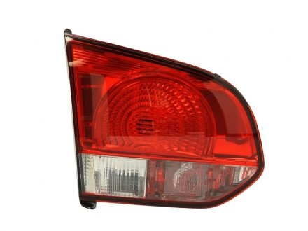 Задний фонарь левая (внутренняя часть, W16W/W21W, цвет поворота белый, цвет стекла красный, свет противотуманных фар) Volkswagen GOLF VI 10.08-11.13 HELLA BEHR 2SA009 923-091 (фото 1)