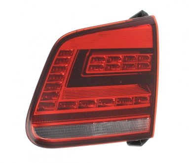 Задній ліхтар права (верх/внутрішня частина, LED, колір скла червоний, з протитуманним світлом) Volkswagen TIGUAN I 05.11-07.16 HELLA BEHR 2SA011 716-081 (фото 1)