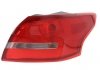 Ліхтар задній права (зовнішня частина, P21W, колір поворотника білий, колір скла червоний) FORD FOCUS III Sedan 10.14-04.18 HELLA BEHR 2SD354 828-041 (фото 1)