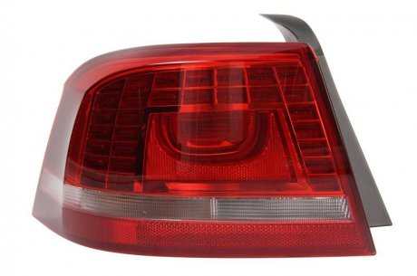 Задний фонарь левая (наруж, PY21W/W21W, цвет поворота белый, цвет стекла красный, свет заднего хода) Volkswagen PASSAT B7 Седан 08.10-12.14 HELLA BEHR 2SK 010 744-031