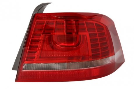 Задний фонарь правая (наружный, PY21W/W21W, цвет поворота белый, цвет стекла красный, свет заднего хода) Volkswagen PASSAT B7 Седан 08.10-12.14 HELLA BEHR 2SK 010 744-041 (фото 1)