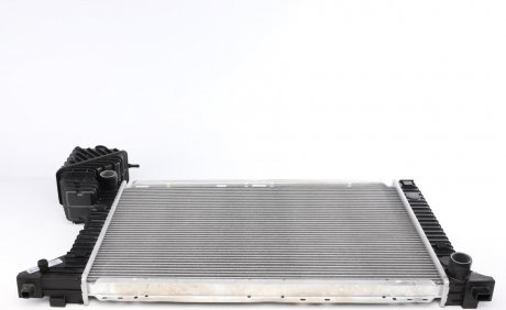 Радиатор двигателя (МКПП) MERCEDES SPRINTER 2-T (B901, B902), SPRINTER 3-T (B903), SPRINTER 4-T (B904) 2.3-2.9D 01.95-05.06 MAHLE / KNECHT CR 682 000S (фото 1)
