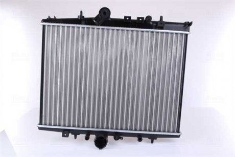 Радиатор двигателя (АКПП с монтажными элементами First Fit) CITROEN C5, C5 I; PEUGEOT 607 2.2D 02.00-02.06 NISSENS 61295A (фото 1)
