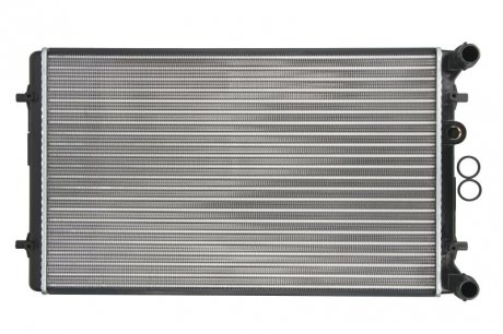 Радиатор двигателя (МКПП с монтажными элементами First Fit) AUDI A3, TT; SEAT LEON, TOLEDO II; SKODA OCTAVIA I; Volkswagen BORA, GOLF IV 1.4-2.3 09.96-12.13 NISSENS 652011 (фото 1)