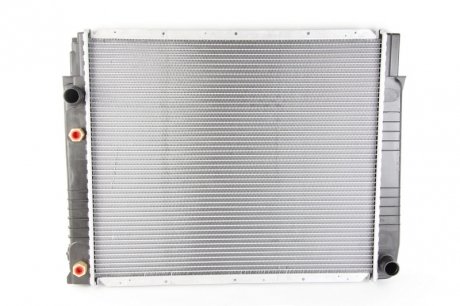Радиатор двигателя (АКПП) VOLVO 960, 960 II, S90, V90 2.5/2.9 08.90-12.98 NISSENS 65530A (фото 1)