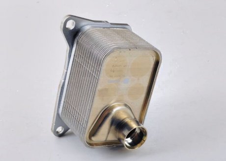 Радиатор масляный Tiguan 2.0 (16-21) VAG 06L117021G (фото 1)