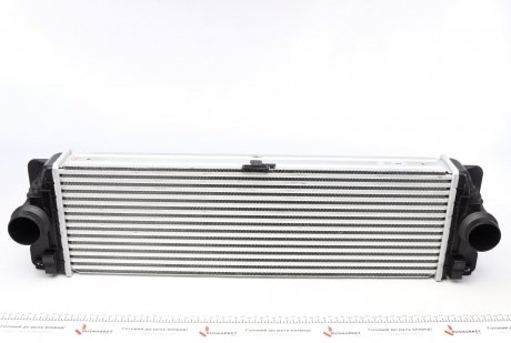 Радиатор интеркулера Mercedes Sprinter 2.2CDI OM651 09- (640x202x64) d1/d2=56mm Valeo 818341