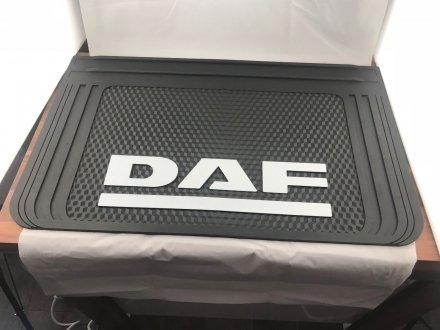 Фото автозапчасти брызговик с надписью DAF 400x650mm черный выпуклый 3D 1шт WINGMAX DF-098